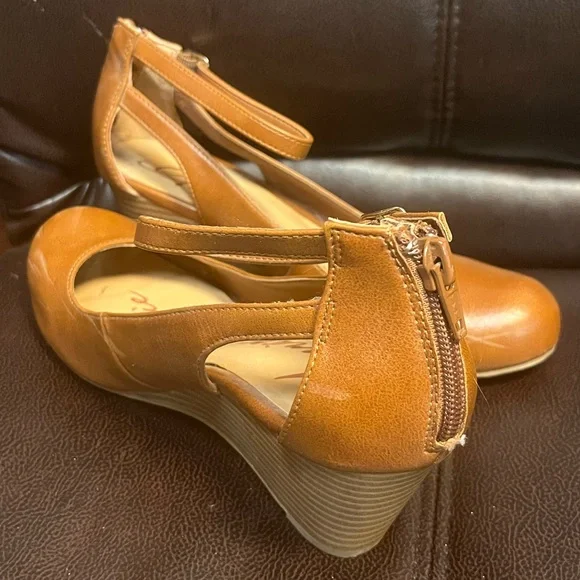 American Rag Miley Cut-out Rounded Toe Wedge Heels - Picture 5 of 9